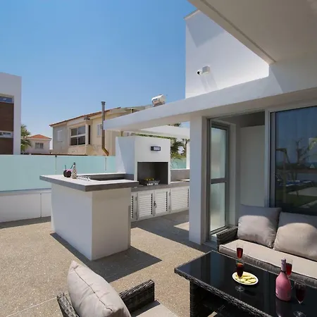 Lynn Boutique Beachfront * أيا نابا