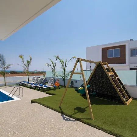 Lynn Boutique Beachfront بيت للعطل