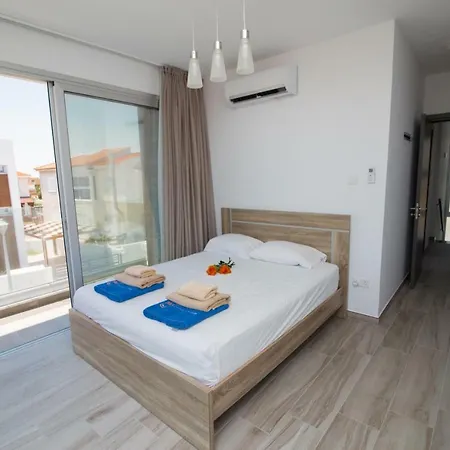 Lynn Boutique Beachfront بيت للعطل أيا نابا