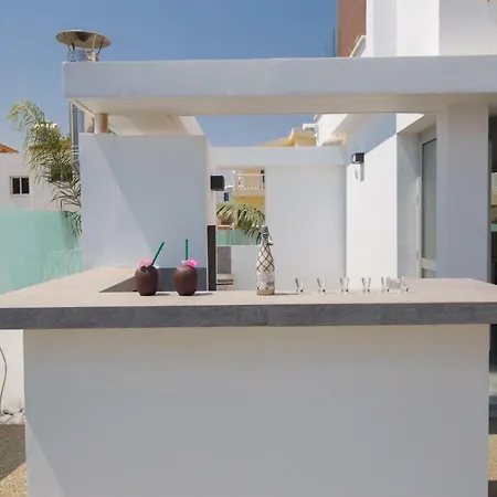 בית נופש Lynn Boutique Beachfront *